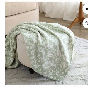(5)Laura Ashley Coco plush Reversible Throw 60 X 70